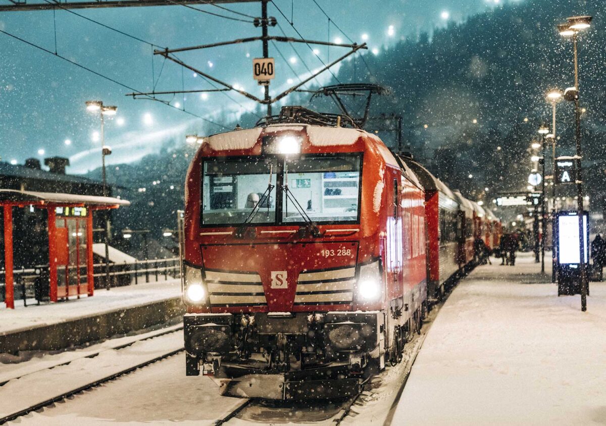 Snälltåget ståendes på en station i vinterlandskap
